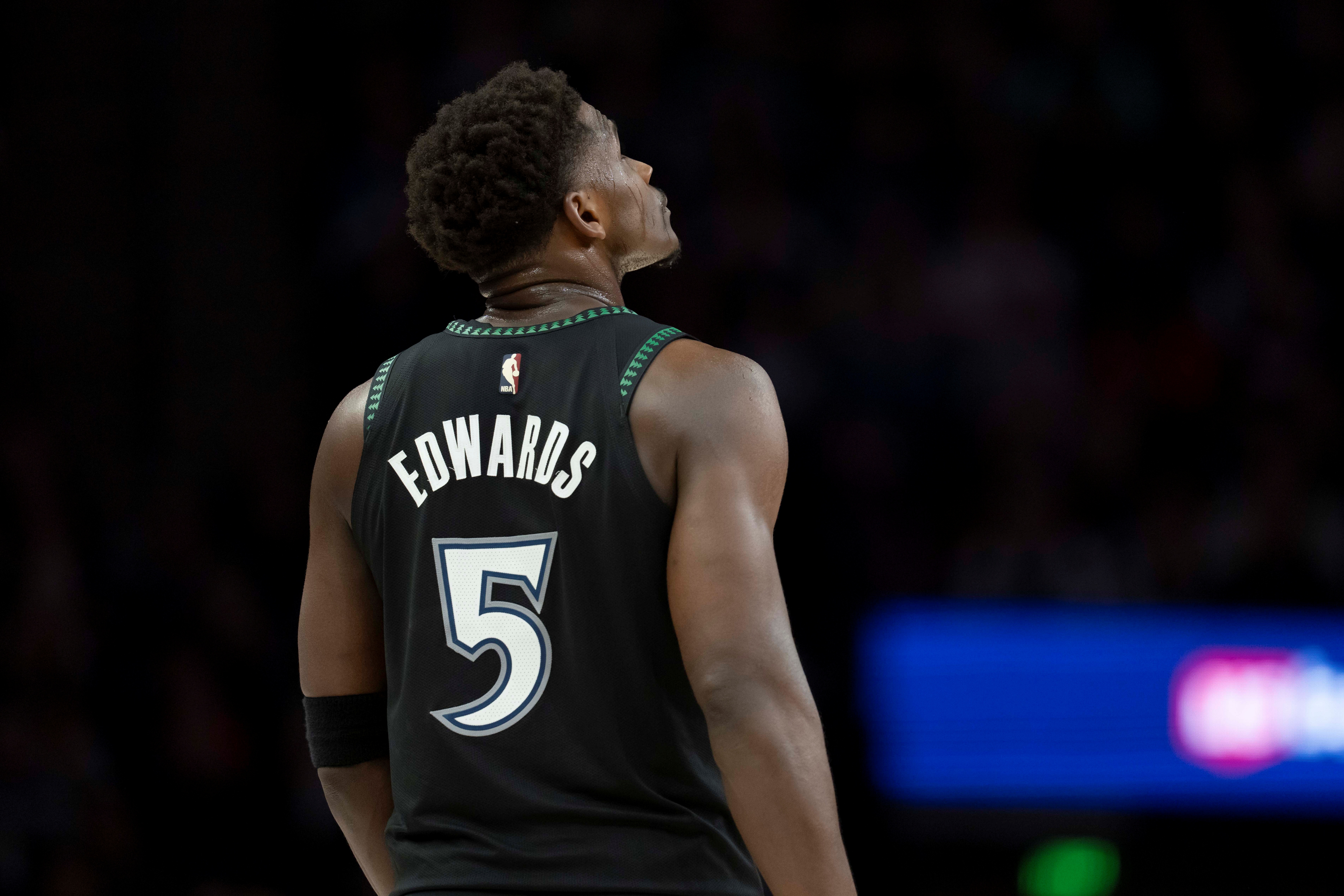 九游娱乐-铁麻了！爱德华兹15中2&amp;三分10中1&amp;罚球10中9 仅得14分4助攻